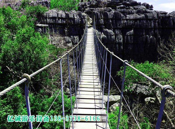 棧道施工為游者帶來視野