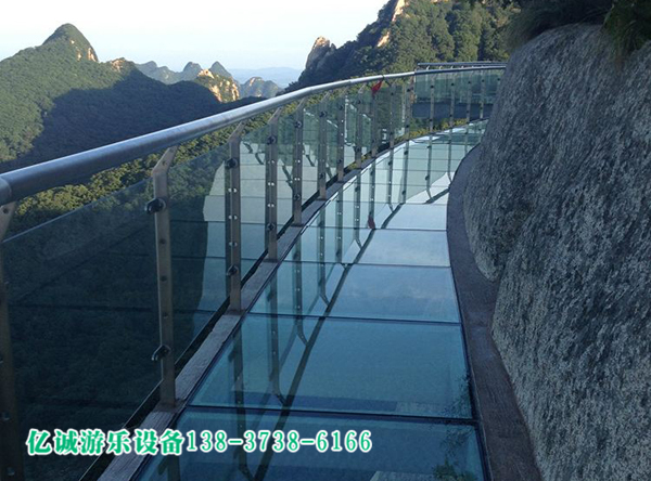 想要定制玻璃吊橋，選億誠游樂絕對沒錯(cuò)