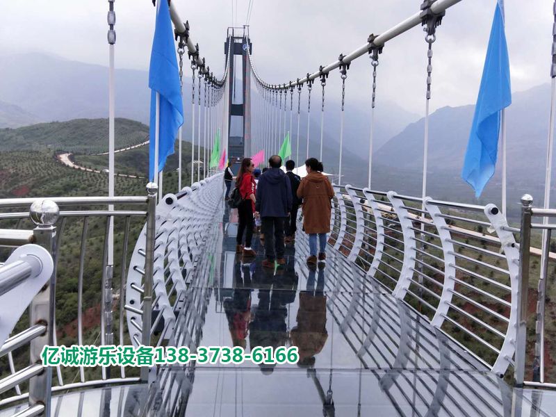 甘肅秋千，玻璃吊橋，滑索、高空自行車、步步驚心