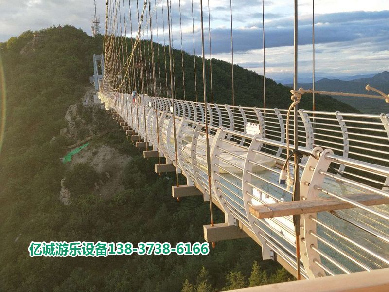 琵巖山玻璃吊橋、步步驚心，高空秋千、滑索