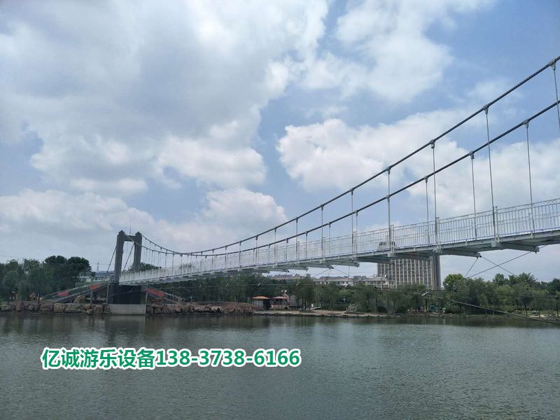 山東省單縣人民公園玻璃吊橋